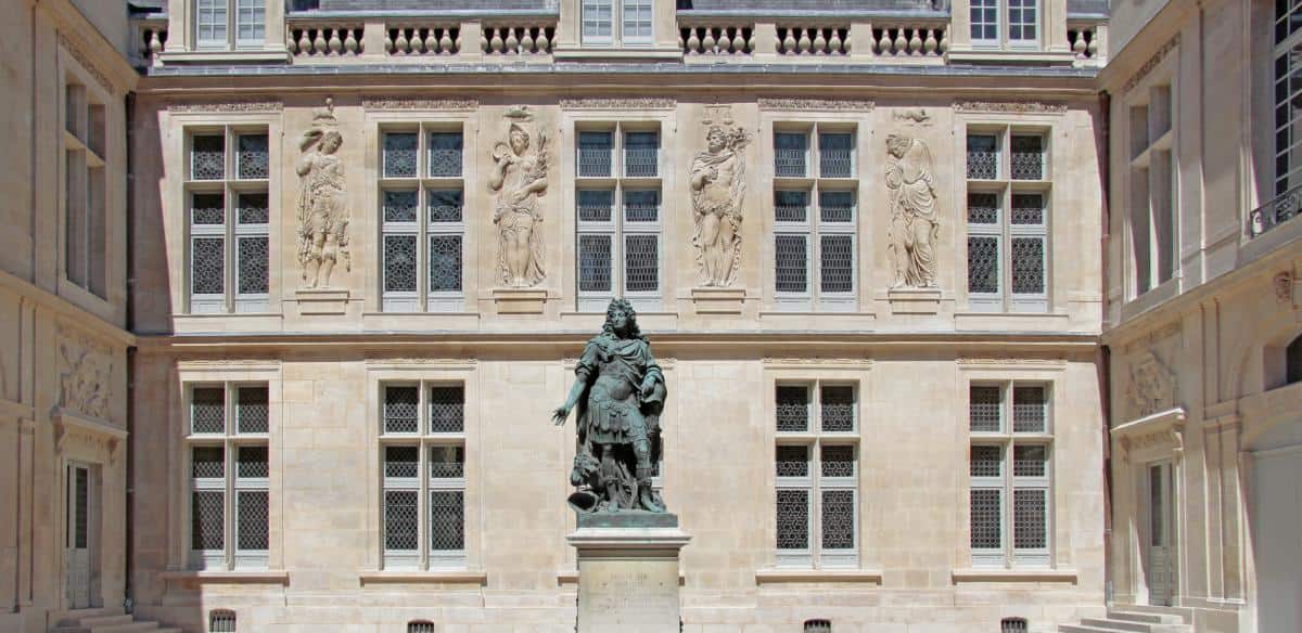 Statue of a seventeen hundreds french men