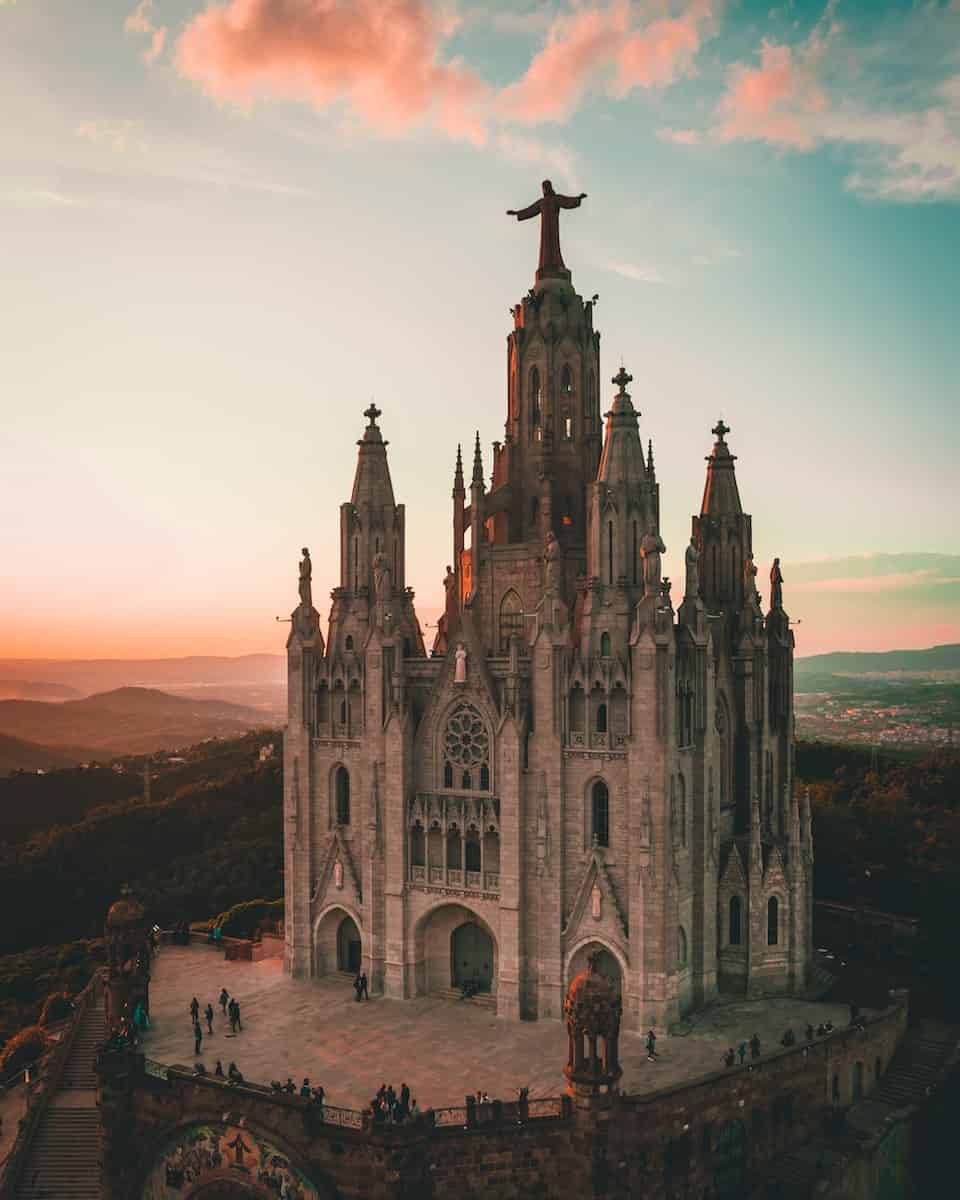 brown La Sagrada Familia cathedral during dusk